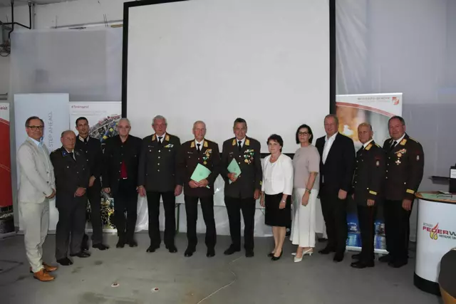 Franz Weberhofer und Werner Stieninger (Mitte) wurden für 50 Jahre Mitgliedschaft geehrt. Im Bild mit Feuerwehrkollegen und Ehrengästen.  | Foto: BFVMZ/Pusterhofer