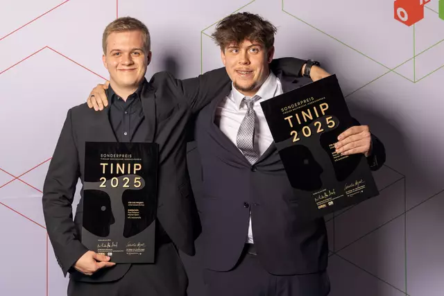 Sonderpreis: Marian Spörr (l.) und Paul Schiener von der HTL Anichstraße in Innsbruck. | Foto: WK Tirol/ Markus Krapf