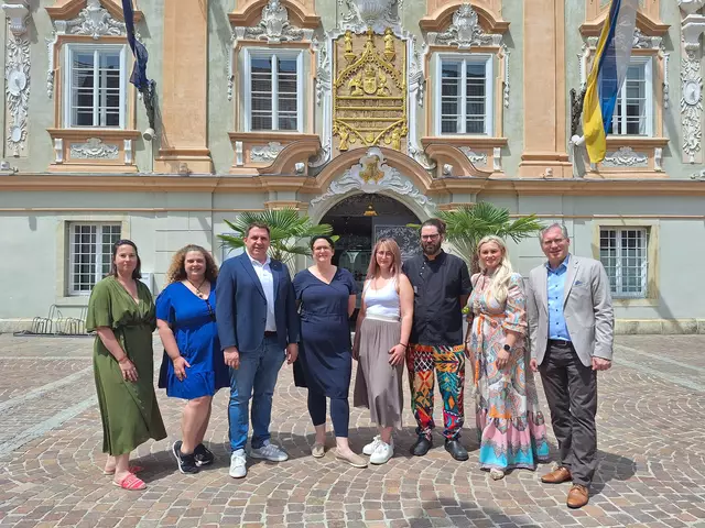 Jasmin Lopez (Junge Wirtschaft St. Veit), Leerstandsmanagerin Marion Puschitz, Patrick Egger, André Kohlbacher, Julia Krassnitzer, Heidelinde Mitterdorfer, Anamaria Gassinger (JW) und Bürgermeister Martin Kulmer. | Foto: Stadt St. Veit