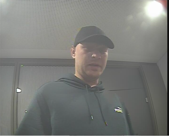 Fahndungsfoto: Die Polizei sucht nach diesem Mann, der einer 80-Jährigen die Geldbörse in einer Billa Plus-Filiale in Wels aus der Handtasche gestohlen haben soll. | Foto: LPD OÖ
