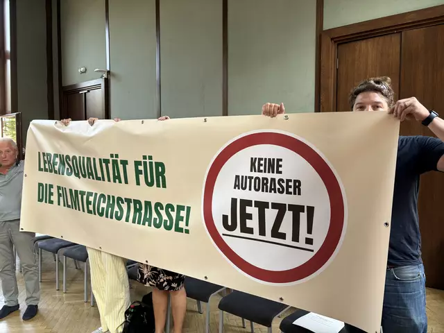 Anwohnerinnen und Anwohner der Filmteichstraße waren bei der Bezirksvertretungssitzung anwesend. | Foto: Michael Marbacher/Meinbezirk