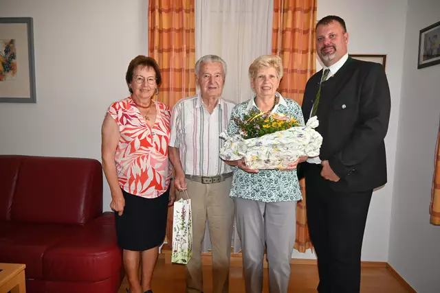 v.li.n.re.: Maria Rumpelmayer (NÖ Senioren), Erhard &amp; Martha Hammer, Bgm. Bmstr. Ing. Franz Holzer | Foto: Stadtgemeinde Gföhl