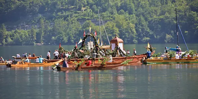 In Hallstatt wurde Fronleichnam mit der berühmten Seeprozession gefeiert. | Foto: Hörmandinger