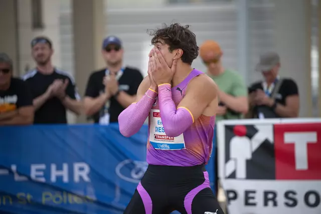 Enzo Diessl nach seinem Sieg über die 110 m Hürden-Strecke, als er die Zeit auf der Anzeigetafel registrierte.  | Foto: ÖLV / Alfred Nevsimal