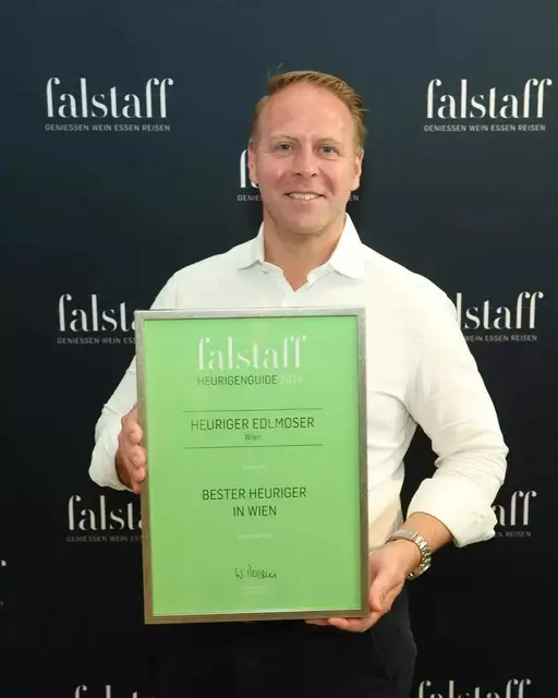 Michael Edlmoser durfte die Auszeichnung für "Bester Heuriger in Wien" von "Falstaff" abholen. | Foto: falstaff