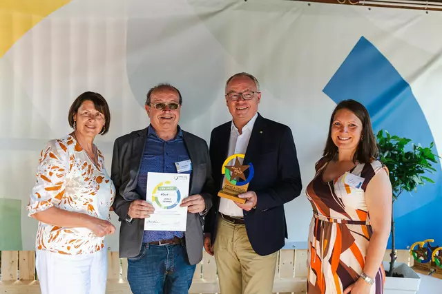Hochwolkersdorf: LH-Stv. Stephan Pernkopf, Obfrau Maria Forstner, Dorfheld Josef Trimmel, Bgm Bianca Fuerst. | Foto: Benjamin Wald