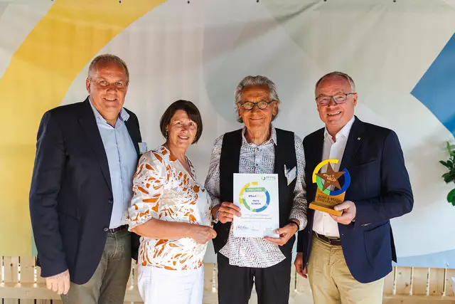 Dorfhelden Auersthal: LH-Stv. Stephan Pernkopf, Obfrau Maria Forstner, Dorfheld Fritz Scheck, Bgm. Erich Hofer | Foto: Benjamin Wald