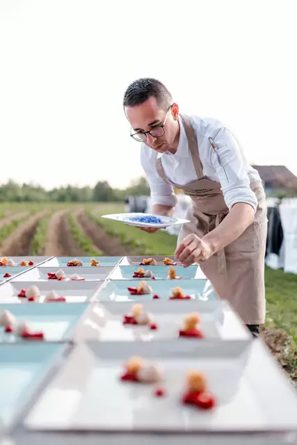 "Erdäpfel-Mohntorte 2.0" wird angerichtet. | Foto: Matthias Streibel