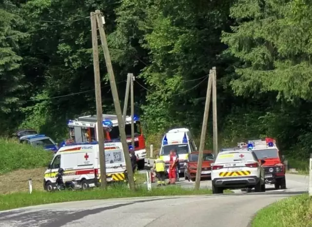 Die Freiwillige Feuerwehr Neustadtl/Donau wurde zu einem Unfalleinsatz alarmiert, nachdem ein Moped-Lenker auf einer Landesstraße mit einem Pkw zusammengestoßen war. | Foto: Bfkdo Amstetten / FF Neustadtl