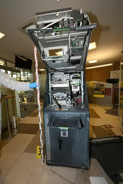 Bislang unbekannte Täter sprengten am 20. Juni 2025, um 02:54 Uhr einen Bankomaten im Stadtgebiet von Brunn am Gebirge, Bezirk Mödling.  | Foto: LPD N LKA/Tatort