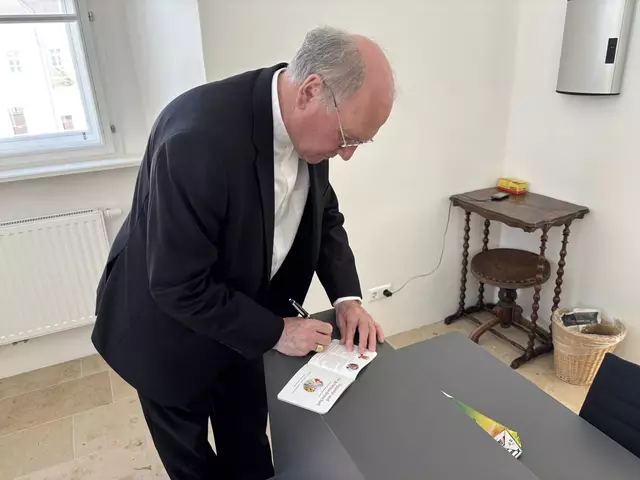 Alois Schwarz signiert einem Volksschulkind seine Ausgabe von "Hippolyt und die geheime Botschaft" | Foto: Lauren Seywald / MeinBezirk