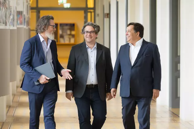 DI Wolfgang Kern, Bildungsministerium und HTL Mödling-Abteilungsvorstand DI Michael Schöny, BSc., BEd im Gespräch mit dem Vorsitzenden des VTGA KommR Ing. Gunther Herbsthofer. | Foto: VTGA