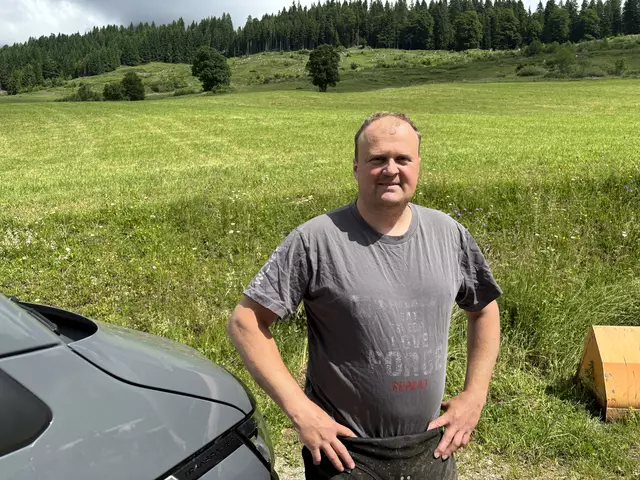 Der Traumberuf von Anton Höllwart war schon immer der des Hufschmiedes. Heute ist er mit dieser Tätigkeit österreichweit unterwegs. | Foto: Nicole Hettegger