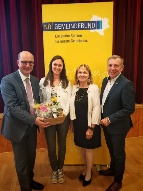 Präsident Johannes Pressl mit der wiedergewählten Bezirksobfrau Anette Töpfl (2.v.r) und deren Stellvertreter Josef Ramharter und Viktoria Hutter | Foto: NÖ Gemeindebund