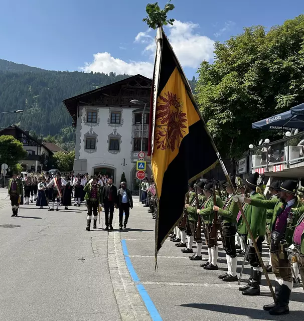 Abschreiten der Front: Bgm. Thomas Suitner, Major Thomas Saurer und Pfarrer Paulinus | Foto: Heribert Nagl