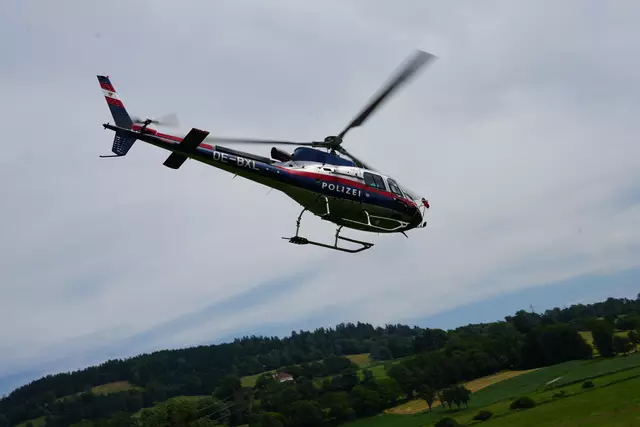 Die Bergung erfolgte mittels Polizeihubschrauber Libelle. (Symbolfoto) | Foto: MeinBezirk.at