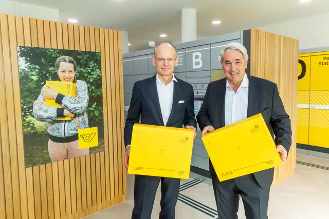 Walter Oblin, Generaldirektor der Österreichischen Post, mit Bezirksvorsteher Ernst Nevrivy (SPÖ) bei der Eröffnung der neuen Postfiliale. | Foto: Österreichische Post AG