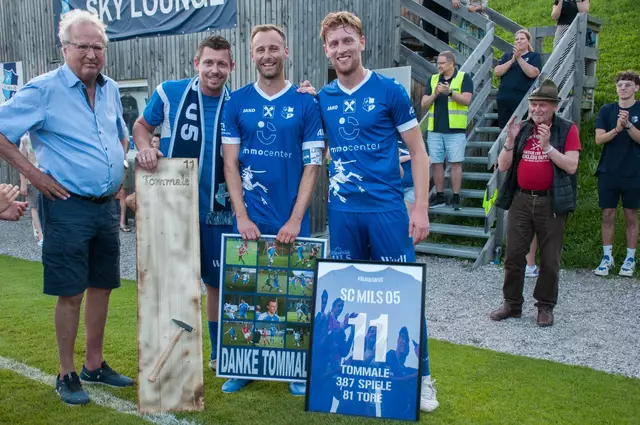 Nach 387 Spielen und insgesamt 81 Toren beendet SC-Mils-05-Mittelfeldspieler Thomas Eliskases (3. v. l.) seine Fußballkarriere und freut sich auf seine neue Rolle als werdender Vater. | Foto: SC Mils 05