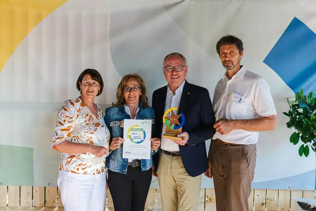 Wiesmath: LH-Stv. Stephan Pernkopf, Obfrau Maria Forstner, Dorfheldin Gabriela Grundtner, Vbgm Hubert Kornfeld. | Foto: Benjamin Wald