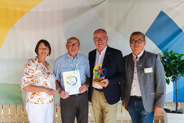 Dorfhelden Neusiedl an der Zaya: LH-Stv. Stephan Pernkopf, Obfrau Maria Forstner, Dorfheld Karl Asperger, Bgm. Andreas Keller | Foto: Benjamin Wald