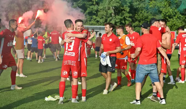 Die Freude war nach dem Schlusspfiff groß: Die Union Gschwandt spielt nächste Saison in der OÖ-Liga. | Foto: Hörmandinger