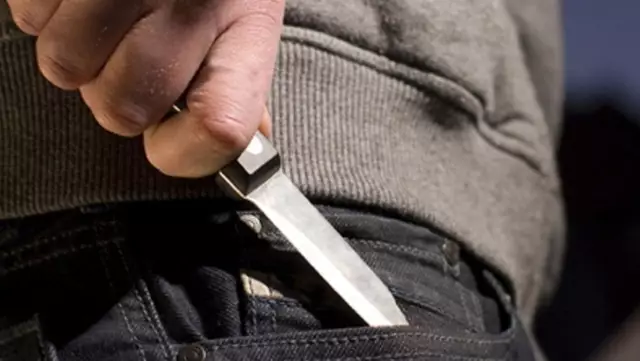 Vor kurzem eskalierte ein Streit an der Bushaltestelle in Hall. Dabei kam es zu einer Attacke mit einem Messer und einem Metallrohr.  | Foto: T. Maier