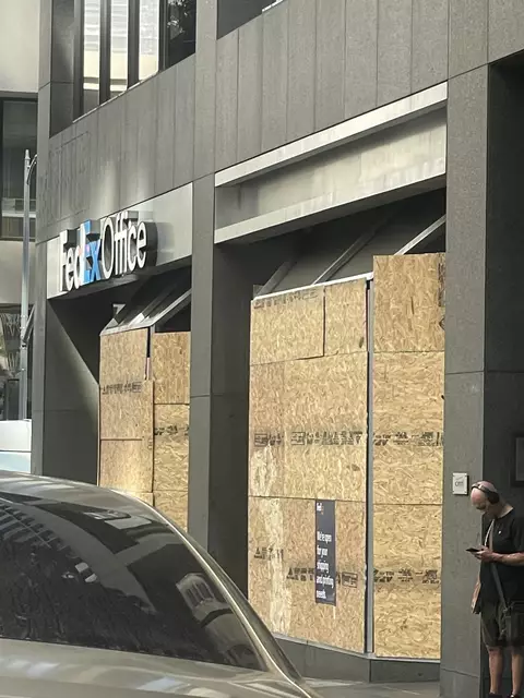 Einige Geschäfte haben Bretter von den Fenstern angebracht.  | Foto: Schnattler