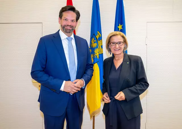 Landeshauptfrau Johanna Mikl-Leitner gratuliert dem Europaabgeordneten Lukas Mandl zur einstimmigen Wahl zum Präsidenten der Assembly of European Regions (AER). | Foto: NLK Burchart