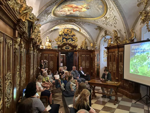 Ferdinand Auhser liest aus seinem Buch – die Volksschulkinder der Mary-Ward-Schule hören gespannt zu | Foto: Lauren Seywald / MeinBezirk