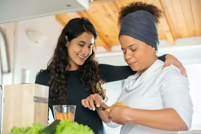 Am Donnerstag, 26. Juni, wird gemeinsam geschnippelt und gekocht. (Symbolfoto) | Foto: Kampus Production/pexels