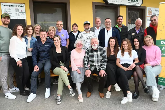 Die Mitglieder des Faschingsklubs Feldkirchen mit Präsident Peter Kowal junior (h. 4. v. l.) und Ehrengäste bei der JHV im GH Wadl. | Foto: Peter Kowal Senior