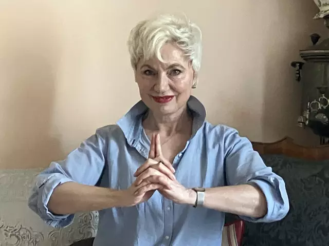 Sampurna-Mudra: Yvonne Hoyer macht die Geste der Sammlung, koordiniert Gehirnhälften, Gleichgewicht, 
leitet negative Energie aus. | Foto: Stockmann