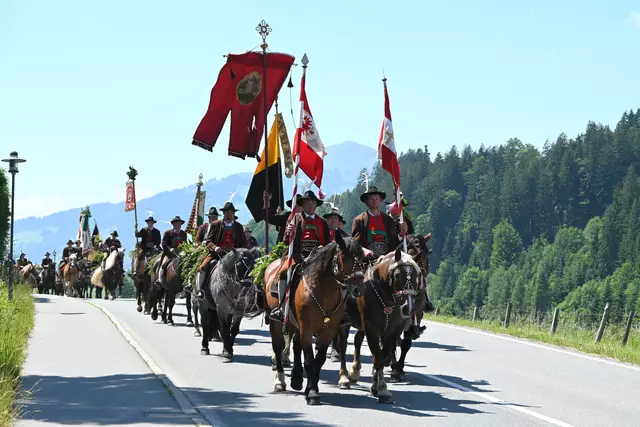 Die sogenannten "Vorreiter" wechseln jedes Jahr ab. Dabei gibt es eine festgelegte Reihenfolge unter den Bauernfamilien, die schon seit Anbeginn mitreiten. 