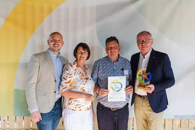 Manfred Schönleitner (Mitte) ist unser Dorfheld aus Wilhelmsburg – am Foto mit Bürgermeister Peter Reitzner, Obfrau Maria Forstner und LH-Stv. Stephan Pernkopf | Foto: Benjamin Wald