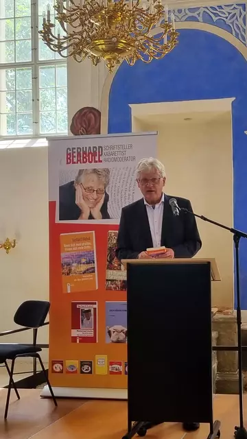 Trotz sommerlicher Hitze lauschten die Besucher aufmerksam der Lesung über 120 Jahre Nahostkonflikt in der Synagoge Kobersdorf. | Foto: mabl