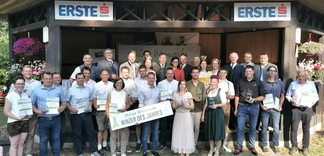 Sortensieger und Top-10-Winzer mit den Ehrengästen, Innenminister Karner 3. v.r., 2. Reihe. | Foto: Josef Messirek