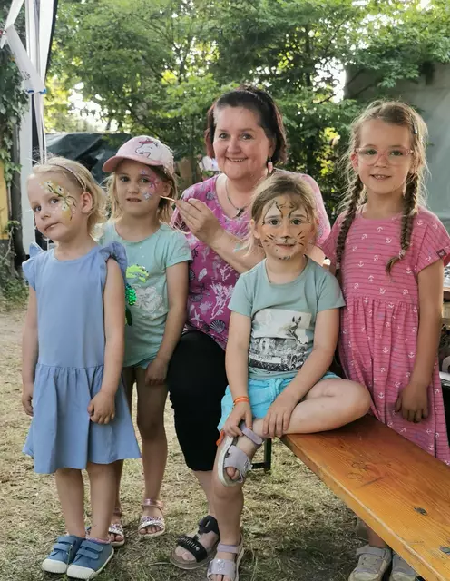 Karoline hat Marie, Melina, Lena und Johanna fantasievoll geschminkt. | Foto: Josef Messirek