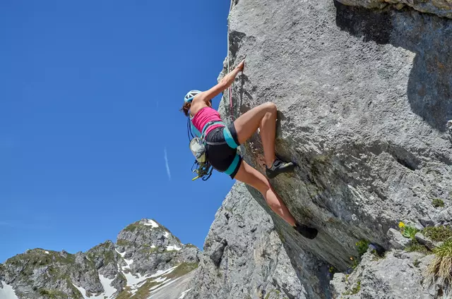 Zwei Kletterinnen im Alter von 59 und 61 Jahren, befanden sich an der Breitwand und konnten aus eigener Kraft nicht mehr weiterklettern. (Symbolfoto) | Foto: stock.adobe.com/at/Andreas P 