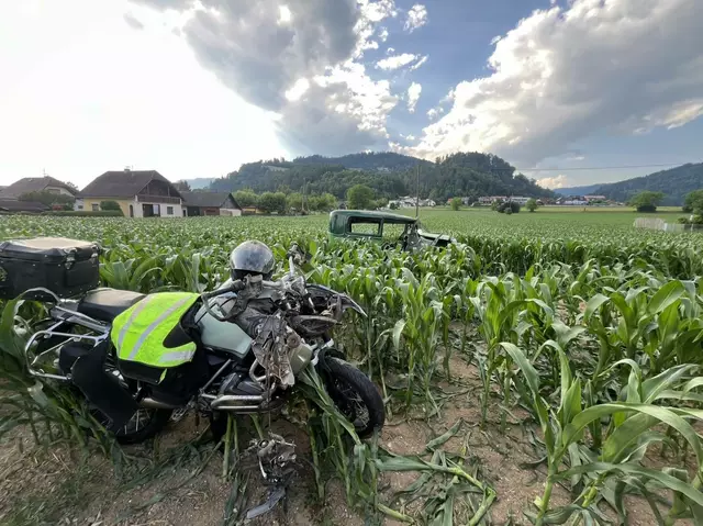 Aufgrund entgegenkommenden Verkehrs habe er sein Fahrzeug nach rechts verrissen und sei dabei gegen das Heck des Motorrads geprallt. (Symbolfoto) | Foto: Freiwillige Feuerwehr Griffen