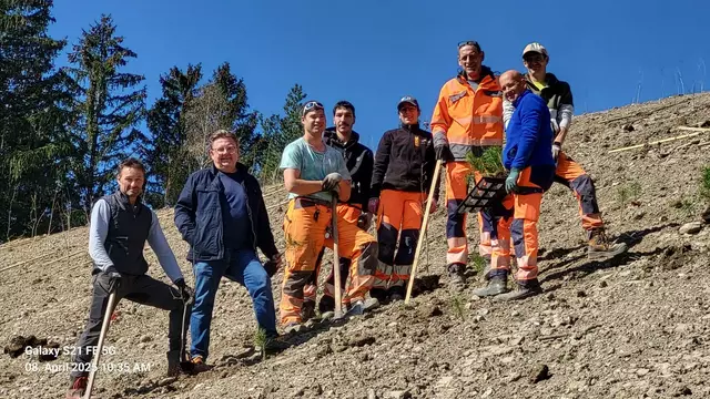 Rums Bgm. Josef Karbon packt gemeinsam mit Waldaufseher und Bauhofteam bei der Aufforstung der ehemaligen Deponie mit an. | Foto: Marktgemeinde Rum