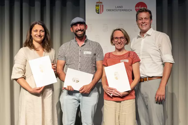 Die ausgezeichneten Umweltreferenten Margareta Oberndorfer, Wilhelm Mair und Christina Sporn mit Umwelt- und Klima-Landesrat Stefan Kaineder. | Foto: Land OÖ/Margot Haag