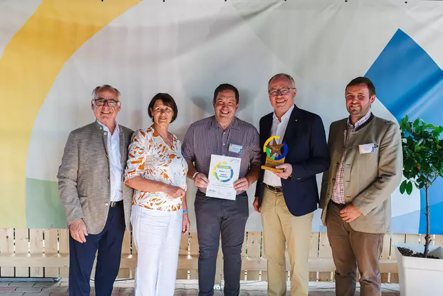 Dorfhelden Haringsee: LH-Stv. Stephan Pernkopf, Obfrau Maria Forstner, Dorfheld Robert Wernhart, Bgm. Roman Sigmund, Vbgm. Josef Breuer | Foto: Benjamin Wald