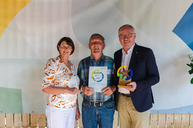Karl Schneider, langjähriger Mitarbeiter im Bauhof der Marktgemeinde Königsbrunn am Wagram, setzt sich seit seiner Pensionierung mit großer Hingabe im Verschönerungsverein Hippersdorf sowie bei der Pflege des Ortes ein. | Foto: Benjamin Wald
