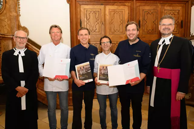 Von links: Harald R. Ehrl, Gerhard Fehrer, Gerhard Spreitzer, Reinhard Andorfer-Traint, Hermann Poll und Propst Klaus Sonnleitner. | Foto: fotokerschi.at/Werner Kerschbaummayr
