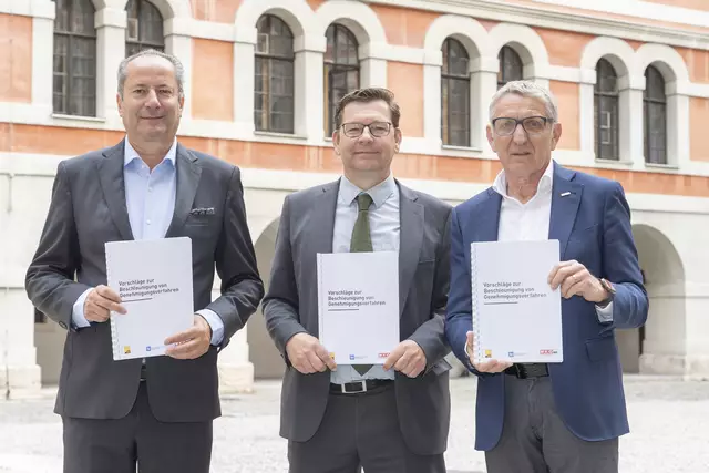 Präsentieren 20 Lösungsvorschläge zur Beschleunigung von Genehmigungsverfahren im Land: IV-Präsident Kurt Maier, Professor Stefan Storr von der Universität Graz und WKO Steiermark Präsident Josef Herk (v. l.) | Foto: Fischer