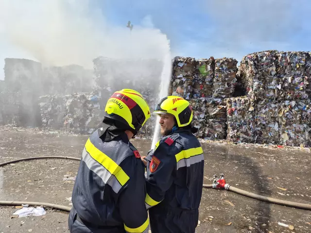 Die Nachlöscharbeiten sollen am Samstag beendet werden. | Foto: Sascha Trimmel