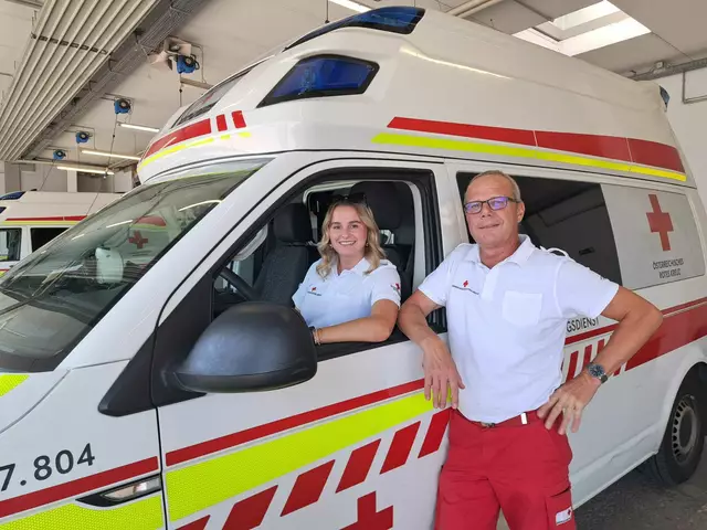 Martin Katholnig und Elisabeth Hochleitner sind Rettungssanitäter bei der Rot Kreuz-Bezirksstelle Feldkirchen. | Foto: Rotes Kreuz