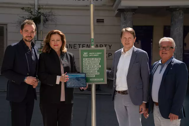 Marco Eltner von "ems360 digital", Landesrätin Claudia Holzer, Bernhard Breid, Leiter Referat Öffentlicher Verkehr Land Steiermark, Peter Gspaltl, Geschäftsführer Verkehrsverbund Steiermark freuen sich über die neue virtuelle Darstellung.

  | Foto: Land Steiermark/Resch.