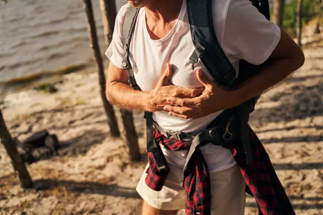 Ein 75-Jähriger verspürte während dem Wandern starke Brustschmerzen. (Symbolfoto) | Foto: stock.adobe.com/at/Svitlana 