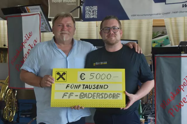 Josef Latzko, Obmann der Urbarialgemeinde, überreichte Feuerwehrkommandant Philipp Magdits einen Scheck über 5.000 Euro für die Feuerwehr. | Foto: Michael Strini